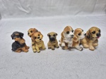 Lote de 5 enfeites de cachorro em resina. Medindo o maior 5cm de altura.
