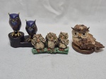 Lote de 3 enfeites de coruja, sendo em metal, cerâmica e madeira. Medindo o maior 8cm de altura.