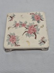 Lindo descanso de panela em porcelana Weiss com flores pintadas. Medindo 16cm x 16cm x 3cm de altura. Com leve bicado.