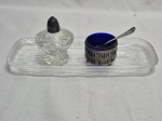 Lote de bandeja em vidro, saleiro em vidro cobalto, suporte e colher em prata 90 e saleiro em cristal com tampa em prata Sterling. Medindo a bandeja 23cm x 9cm.