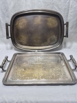 Lote de 2 bandejas retangulares em prata 90. Medindo a maior 45cm x 35cm x 51cm alça a alça. Peças com desgaste.