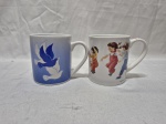 Par de canecas porcelana da coleção Unicef, estampada. Medindo 10cm de altura.
