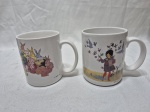 Par de canecas porcelana da coleção Unicef, estampada. Medindo 10cm de altura.