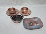 Lote de 2 xícaras, pequeno tacho e petisqueira, sendo em cobre e metal. Medindo o mini tacho 6,5cm x 4cm de altura.