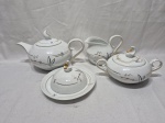 Jogo de servir chá e café com 4 peças em porcelana Schmidt com friso ouro. Composto de bule, leiteira, açucareiro e manteigueira.