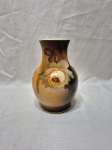 Lindo vaso, floreira em porcelana Noritake pintada com flor e friso ouro. Medindo 10cm de bojo x 15cm de altura.
