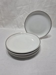 Jogo de 6 pratos de sobremesa em porcelana Steatita friso prata. Medindo 19cm de diâmetro.