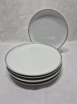 Jogo de 6 pratos rasos de mesa em porcelana Steatita friso prata. Medindo 24cm de diâmetro.