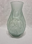 Lindo vaso floreira em vidro fosco trabalhado com relevos. Medindo 11cm de boca x 29,5cm de altura.