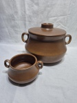 Sopeira e xícara de consume em cerâmica pintada. Medindo a maior 19cm x 15cm de altura. Peça pesada.