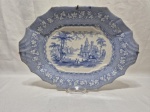 Antiga travessa oval decorativa em porcelana azul e branca com estampa de castelo. Medindo 38,5cm x 28,5cm. Com bicado como demonstra fotos.