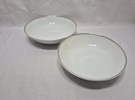 Par de travessas redondas funda em porcelana Steatita, friso prata. Medindo a maior 25cm x 6cm de altura.