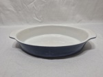 Travessa oval funda em porcelana Calorama Fontignac, barra azul. Medindo 30cm x 17cm x 5,5cm de altura.