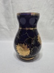 Vaso floreira em vidro azul cobalto com friso ouro. Medindo 12cm de bojo x 18cm de altura. Com leve bicado.