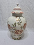 Lindo potiche bojudo em porcelana com pintura de flores e frisos ouro. Medindo 20cm de bojo x 37cm de altura. Tampa com leve restauro.