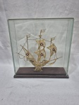 Linda caravela em metal dourado com cruz de malta, base em madeira e redoma em vidro. Medindo 20cm x 5,5cm x 21cm de altura.
