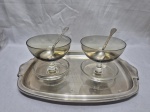 Lote de 2 taças de sorvete em vidro, colheres e bandeja em prata 90. Medindo a bandeja 33,5cm x 23cm. Com leve desgaste.