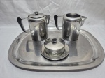 Jogo de servir chá, café com 4 peças em aço inox. Medindo a bandeja 43cm x 33cm.