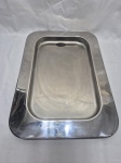 Linda bandeja retangular em aço inox Arte Maggiore. Medindo 45,5cm x 32cm.