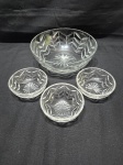 Jogo de bowl com 3 cumbucas em demicristal lapidado. Medindo o bowl 22,5cm x 8cm de altura, cumbuca 11cm x 4,5cm de altura. Com pequenos bicados.