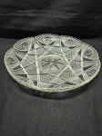 Lindo prato de bolo em vidro ricamente trabalhado. Medindo 33,5cm x 6cm de altura.