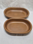 Par de travessas ovais em cerâmica crua. Medindo a maior 36cm x 26cm x 6,5cm de altura.