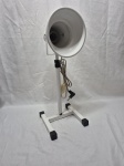 Aparelho inflávermelho para fisioterapia em metal esmaltado. Medindo 47cm de altura minima x 68cm de altura maxima. Não acompanha lâmpada.