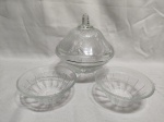 Linda compoteira com 2 bowls em vidro moldado. Medindo a compoteira 14,5cm x 15cm de altura com tampa..