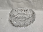 Lindo cinzeiro redondo em grosso cristal lapidado. Medindo 15cm x 6cm de altura.