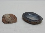 Lote de saboneteira e drusa em lamina de rocha. Medindo a saboneteira 10,5cm x 9cm x 2cm de altura.