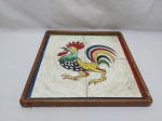 Linda bandeja com fundo em azulejo e acabamento em palhinha trançada. Medindo 32cm x 32cm. Com leves desgastes na palha.