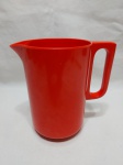Jarra para água, suco em melanina Hutzler vermelha, dec 70. Medindo 10,5cm x 16,5cm de altura.