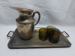 Lote de bandeja retangular, jarra em metal prateado e 3 copos em vidro lapidado. Medindo a bandeja 37,5cm x 23,5cm x 43,5cm alça a alça.