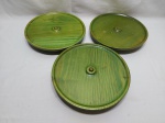 Jogo de 3 pratos giratórios em madeira com patina verde. Medindo 29,5cm x 4,5cm de altura.
