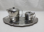 Bandeja com bule e açucareiro em aço inox. Medindo a bandeja 36cm x 23cm.