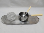 Lote de bandeja e molheira em aço inox, e bowl em vidro moldado. Medindo a bandeja 36cm x 14cm.