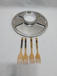 Lote de petisqueira redonda com 5 divisões em aço, recipiente para pasta em porcelana e 4 garfos em madeira. Medindo a petisqueira 25,5cm de diâmetro.