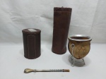 Kit para chimarrão, composto de cuia, bomba, pote e estojo em couro. Medindo a cuia 10,5cm x 14cm de altura total.