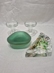 Lote de 2 castiçais, bowl e cinzeiro em grosso vidro. Medindo o cinzeiro maior 18cm x 9cm x 3cm de altura.