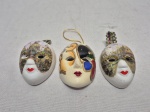 Lote de 3 máscaras decorativas em cerâmica pintada. Medindo o maior 7cm x 5,5cm.