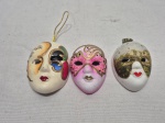 Lote de 3 máscaras decorativas em cerâmica pintada. Medindo o maior 7cm x 5,5cm.
