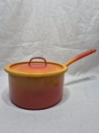 Panela com alça e tampa em ferro fundido esmaltado na cor laranja. Medindo 22cm x 11,5cm de altura. Peça pesada.