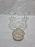 Lote de suporte de canetas, cinzeiro e 2 castiçais em vidro. Medindo o cinzeiro 16cm x 16cm x 3,5cm de altura.
