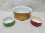 Lote de bowl com 2 cumbucas em porcelana refratária colorida com borda ondulada. Medindo o bowl 21cm x 9,5cm de altura.