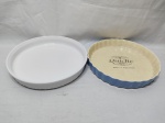 Lote de 2 travessas redondas em porcelana refratária. Medindo a maior 27cm x 4,5cm de altura.