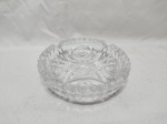 Cinzeiro redondo em grosso cristal lapidado. Medindo 17,5cm x 4,5cm de altura.