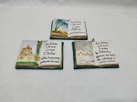 Lote de 3 placas decorativas na forma de livros com paisagens e escritas em italiano. Medindo 14cm x 10,5cm.