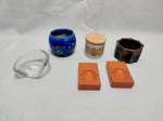 Lote de 2 cinzeiros, 3 castiçais e 1 caixa redonda em porcelana e vidro. Medindo o castiçal facetado 8cm x 5cm de altura.