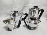 Jogo de servir chá, café em prata 90 art decor, década de 30. Composto de 2 bules, leiteira e açucareiro.