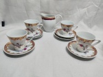 Jogo de 4 xícaras de café, 6 pires e leiteira em porcelana Schmidt floral com friso vinho e ouro. Medindo a leiteira 10cm de altura.